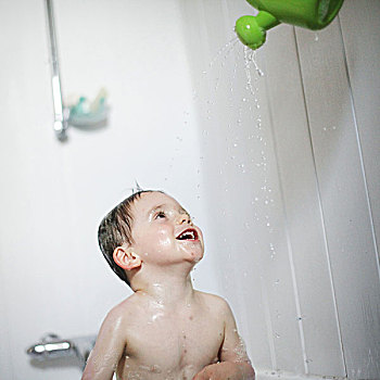 小男孩,淋浴