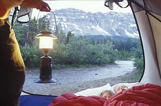 父母,拿着,向上,露营,灯笼,检查,睡觉,帐蓬,班夫国家公园,加拿大,艾伯塔省