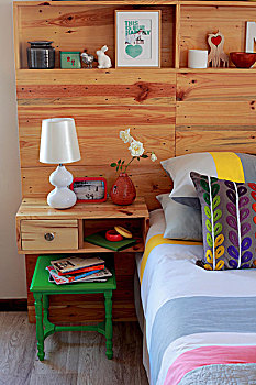 双人床,条纹,床单,彩色,散落,垫子,木质,床头板,活力,装饰,架子,床头柜
