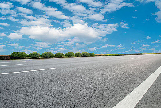 蓝天白云和沥青高速公路天际线