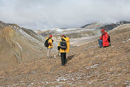 青海,可可西里,库塞湖边的雪山,科学家在进行考察