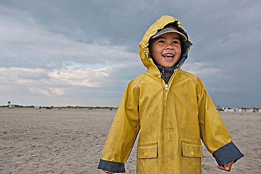 微笑,男孩,穿,雨衣,海滩