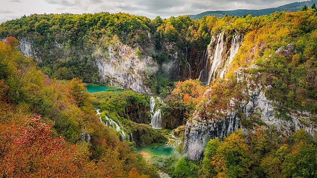秋季克罗地亚普利特维采湖国家公园自然景观和瀑布溪流