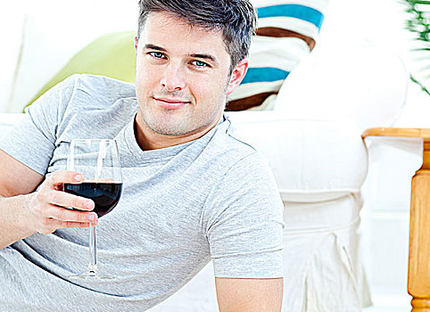 魅力,白人,男人,拿着,葡萄酒杯,客厅