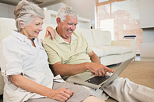 愉悦,老年,夫妻,笔记本电脑,一起,坐,地毯
