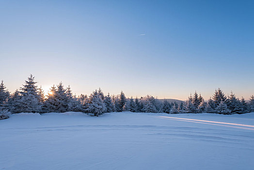 冬季长白山的雪地和雾凇