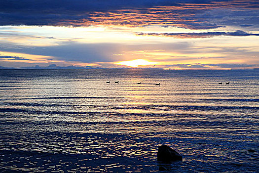 青海湖日出湖边海边日出海边石头