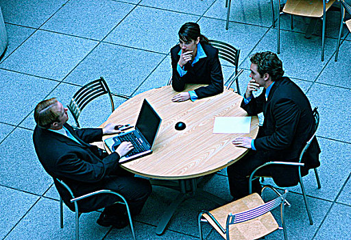 两个男人,女人,坐,桌子,讨论,商务,笔记本电脑