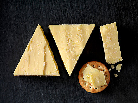 静物,奶酪,饼干,切达干酪,三角形,黑色背景,俯视
