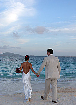 新婚,新郎,新娘,握手,走,沙滩,水,岛屿,背景,软,云,空中