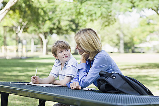 母亲,儿子,家庭作业,公园