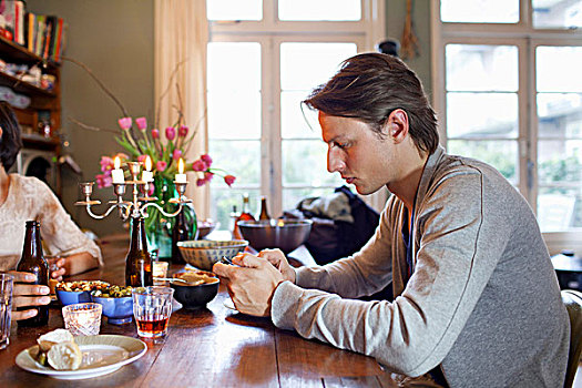 男人,手机,餐桌