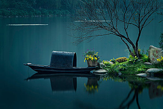 重庆彩云湖旁的小船