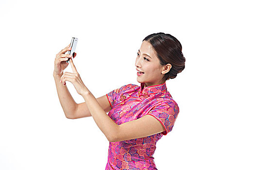 棚拍身穿中国传统服装的年轻女人打电话