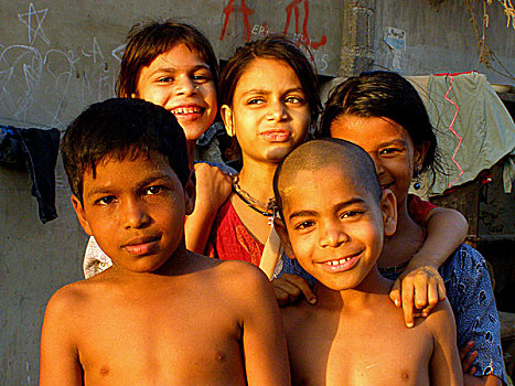 一群孩子,卡拉奇,巴基斯坦,四月,2007年