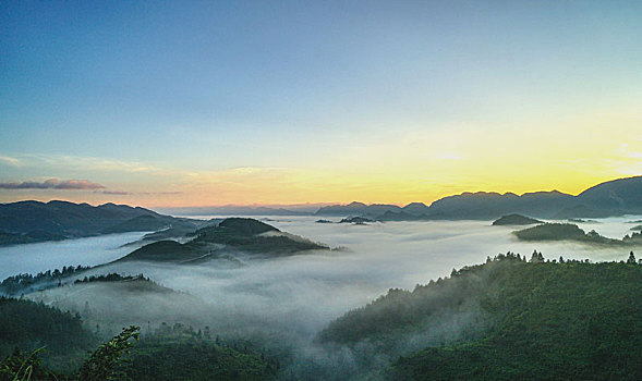 重庆酉阳,雨后白雾满山岗