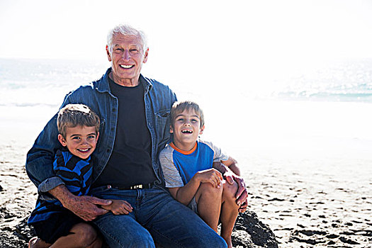 爷爷,两个,孙子,坐,海滩,微笑