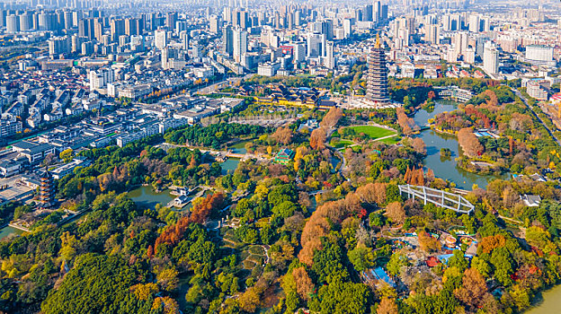 航拍江苏省常州天宁区红梅公园与天宁寺