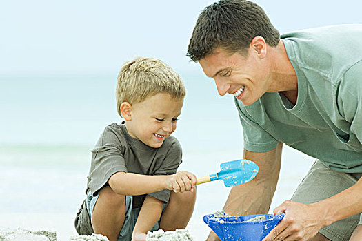 父子,海滩,挖,沙子,一起,微笑