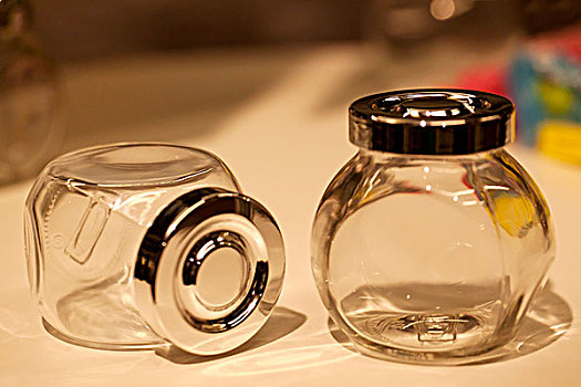 两个透明的玻璃瓶子