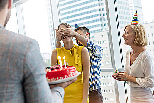 商务人士,庆贺,生日,蛋糕,办公室