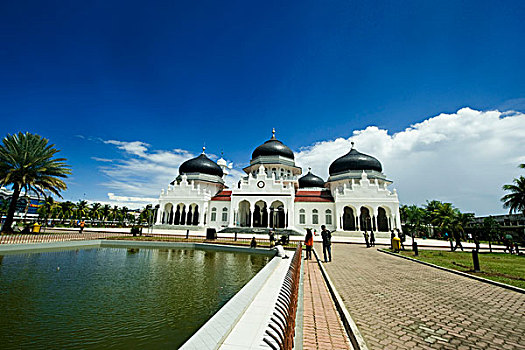 indonesia,sumatra,banda,aceh,baiturrahman,grand,mosque,mesjid,raya,against,blue,sky