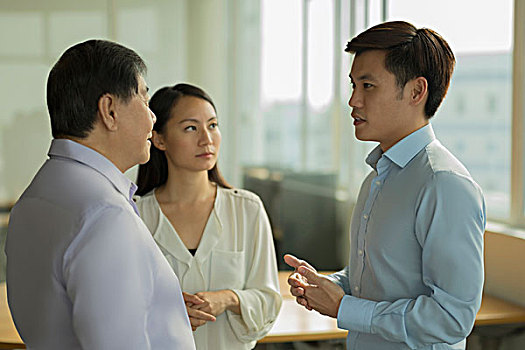 新加坡,三个人,交谈,办公室