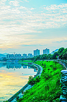 岸边,河流,河堤,绿草,江景,日出,高楼,建筑群