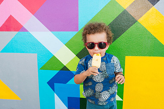 幼儿,吃,冰淇淋,壁画,背景,迈阿密,佛罗里达,美国