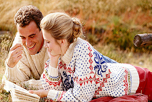 幸福伴侣,穿,毛织品,毛衣,躺着,草,读,书本,微笑