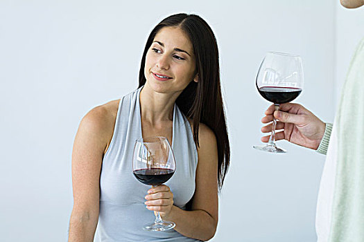 女人,拿着,葡萄酒杯,看别处,站立,男人,局部,风景