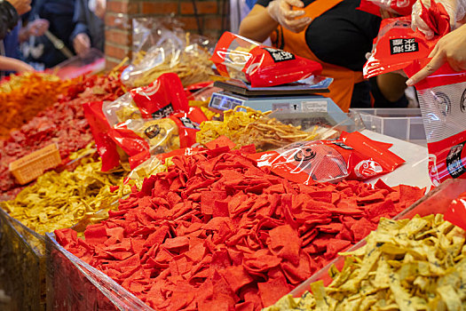 中国人过春节年货大街上卖的香鱼片