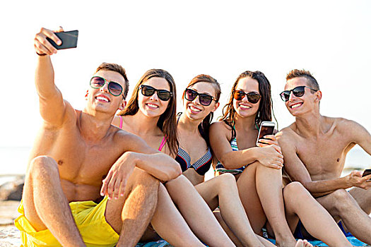 友谊,休闲,夏天,科技,人,概念,朋友,坐,智能手机,海滩