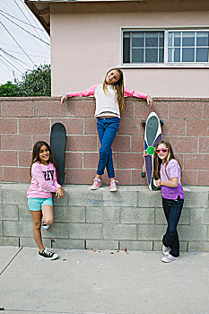 三个女孩,墙壁,滑板