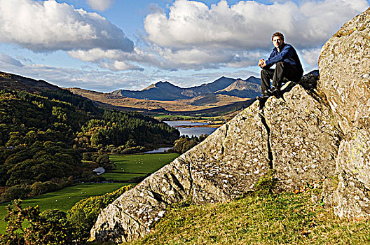 北威尔士,雪墩山,男人,坐,岩石上,背景,山,斯诺顿