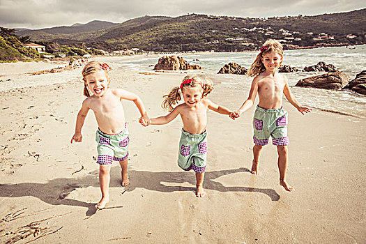 三个,孩子,姐妹,握手,跑,海滩,微笑