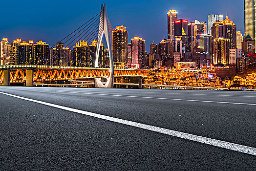 沥青路面和重庆夜景