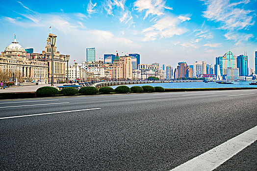 沥青路面和上海陆家嘴金融中心