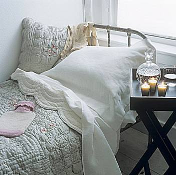 床,床单,热水袋,折叠,桌子,蜡烛,水