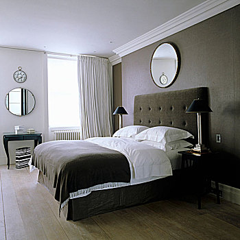 双人床,高,软垫,床头板,暗色,墙壁,镜子,悬挂,高处
