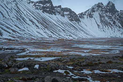 冰岛蝙蝠山和山下的维京村庄