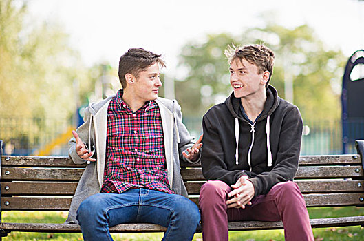 两个,男青年,朋友,交谈,公园长椅
