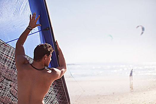 男人,举起,风筝冲浪,风筝,晴朗,海滩