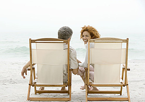 坐,夫妇,沙滩椅,女人,转,看镜头