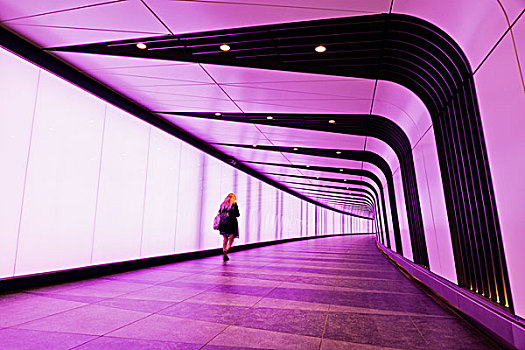美女,走,光亮,走廊,一个,穿过,地铁站,伦敦