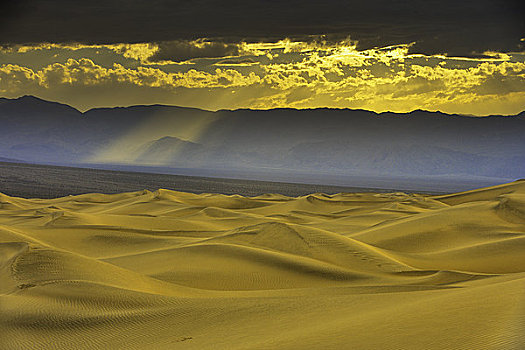 云,上方,山脉,马斯奎特沙丘,莫哈维沙漠,死谷,死亡谷国家公园,加利福尼亚,美国