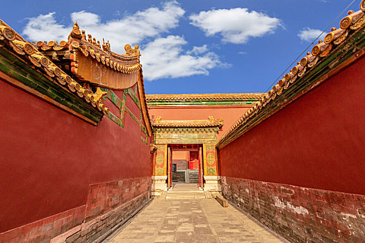蓝天白云下红墙黄瓦的北京故宫西六宫建筑