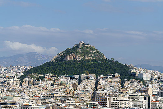 远眺希腊雅典城市天际线和狼山景观