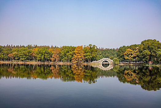 湖北荆州市古城三国公园湖畔