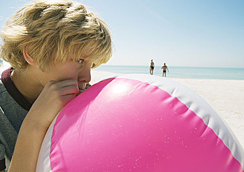 男孩,吹,向上,水皮球,海滩